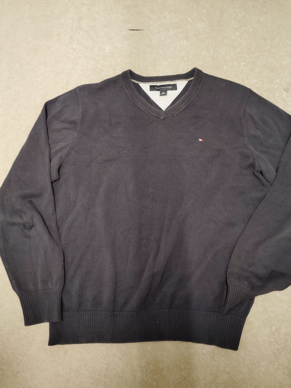 Med. Tommy Hilfiger Men's V-Neck Sweater in Navy with Signature Flag